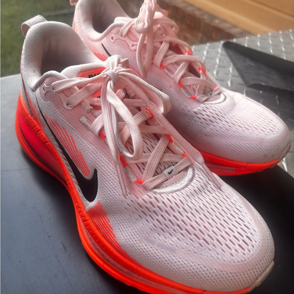 Nike Vomero 18Women's size 10 Running Shoes Atmosphere/Bright Crimson/Crimson B